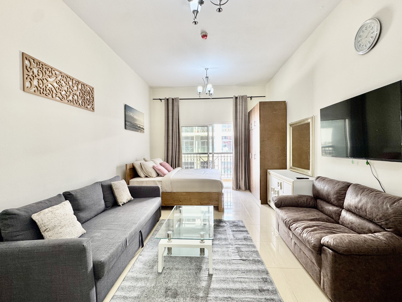A studio apartment in Botanica in JVC